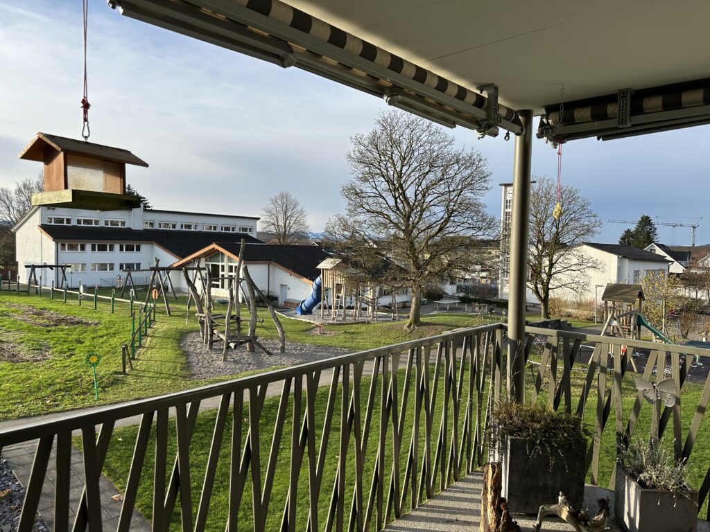 Balkon-/Terrassenblick auf einen Hof mit Spielplatz