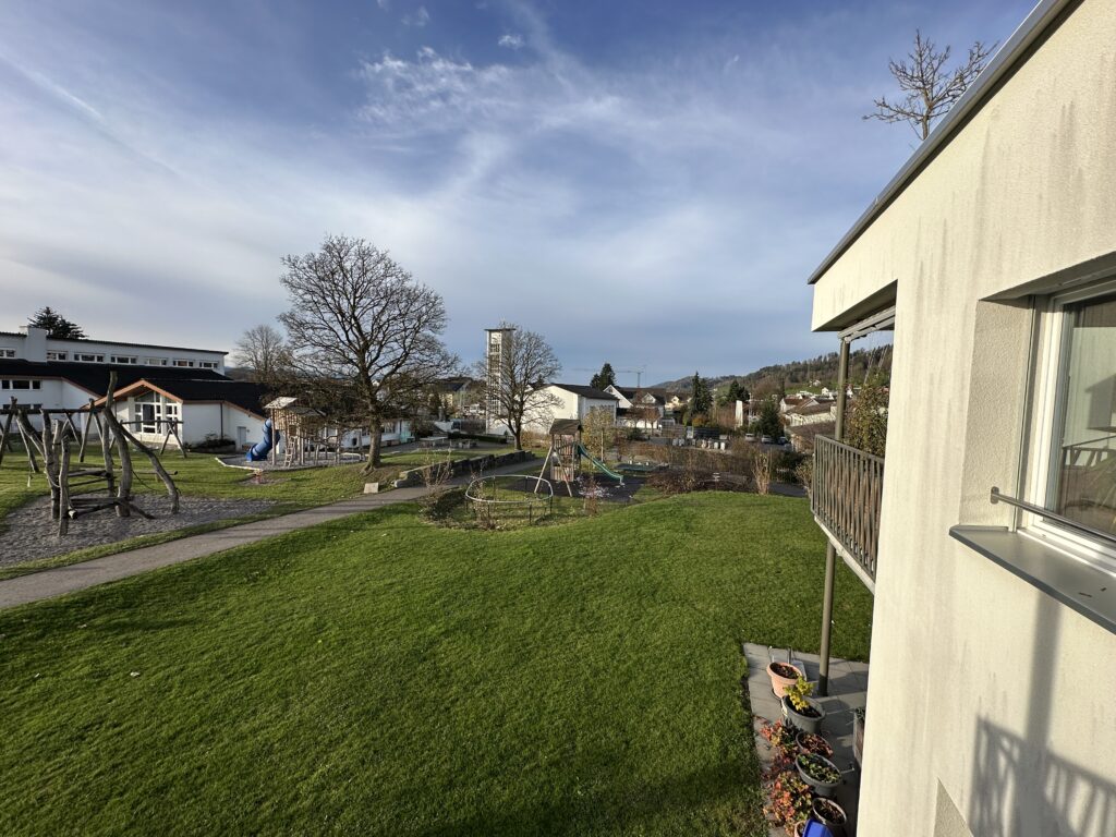 Blick auf Garten und Wohngebäude