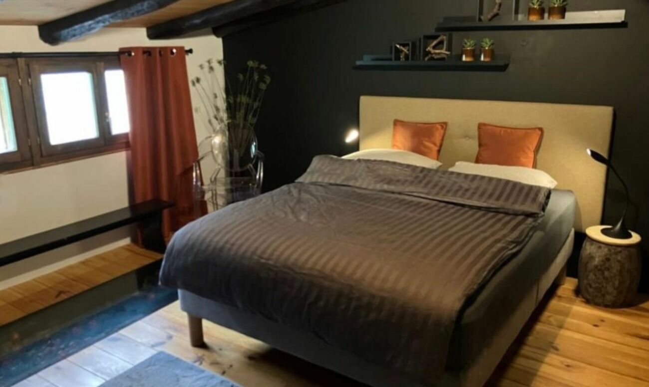 Gemütliches Schlafzimmer mit dunkler Akzentwand