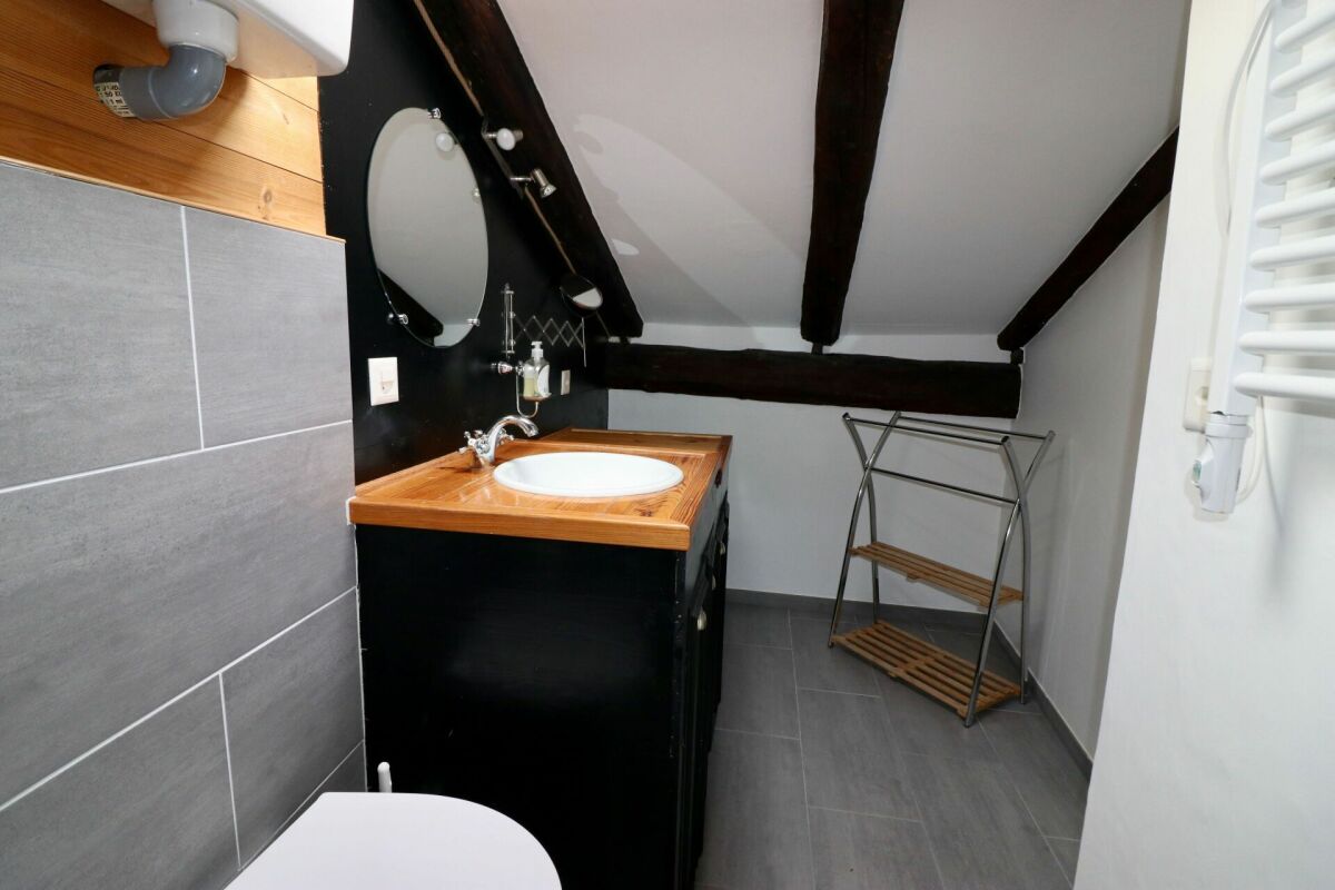 Kleines Dachgeschoss-Badezimmer