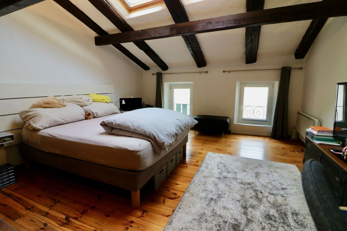 Schlafzimmer mit sichtbaren Holzbalken
