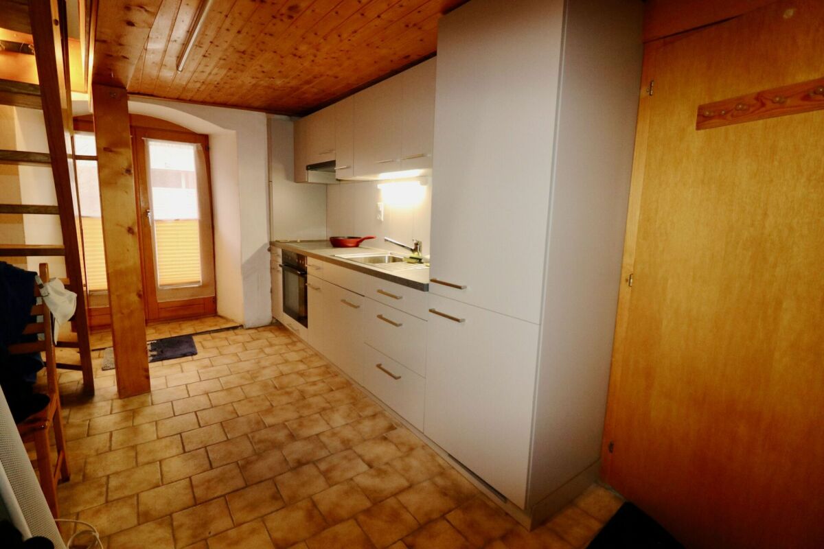 Kleine Küche mit Holzdecke