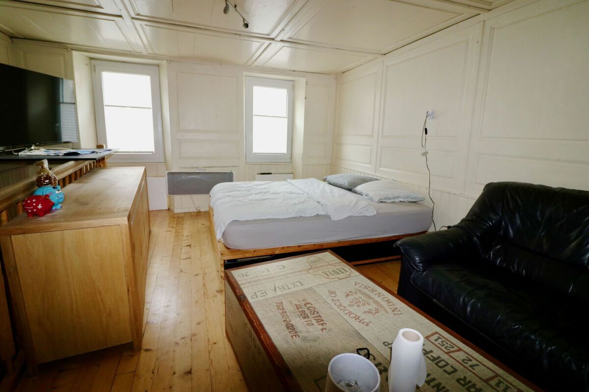 Schlichtes Schlafzimmer mit Sitzbereich