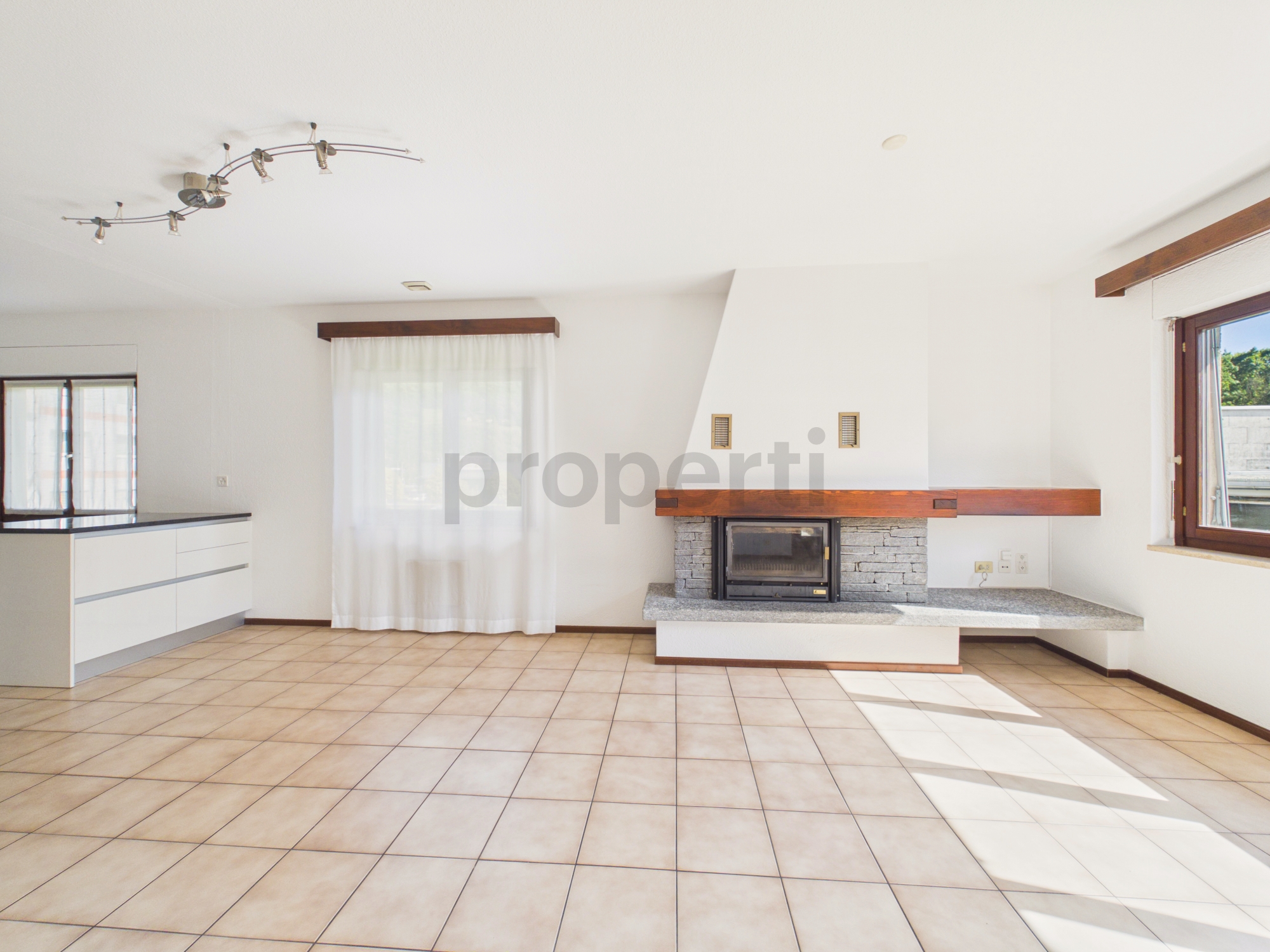 Wohnzimmer mit Kamin und Fliesenboden