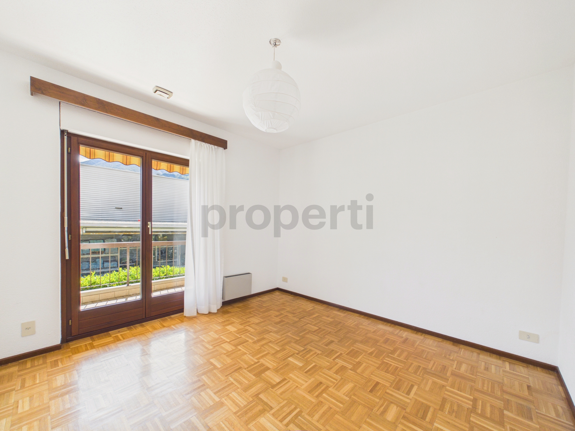 Leeres Zimmer mit Balkonzugang