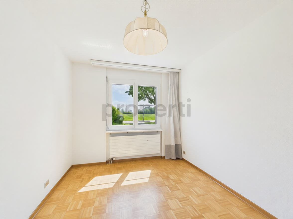 Heller leerer Raum mit Fenster und Holzparkett