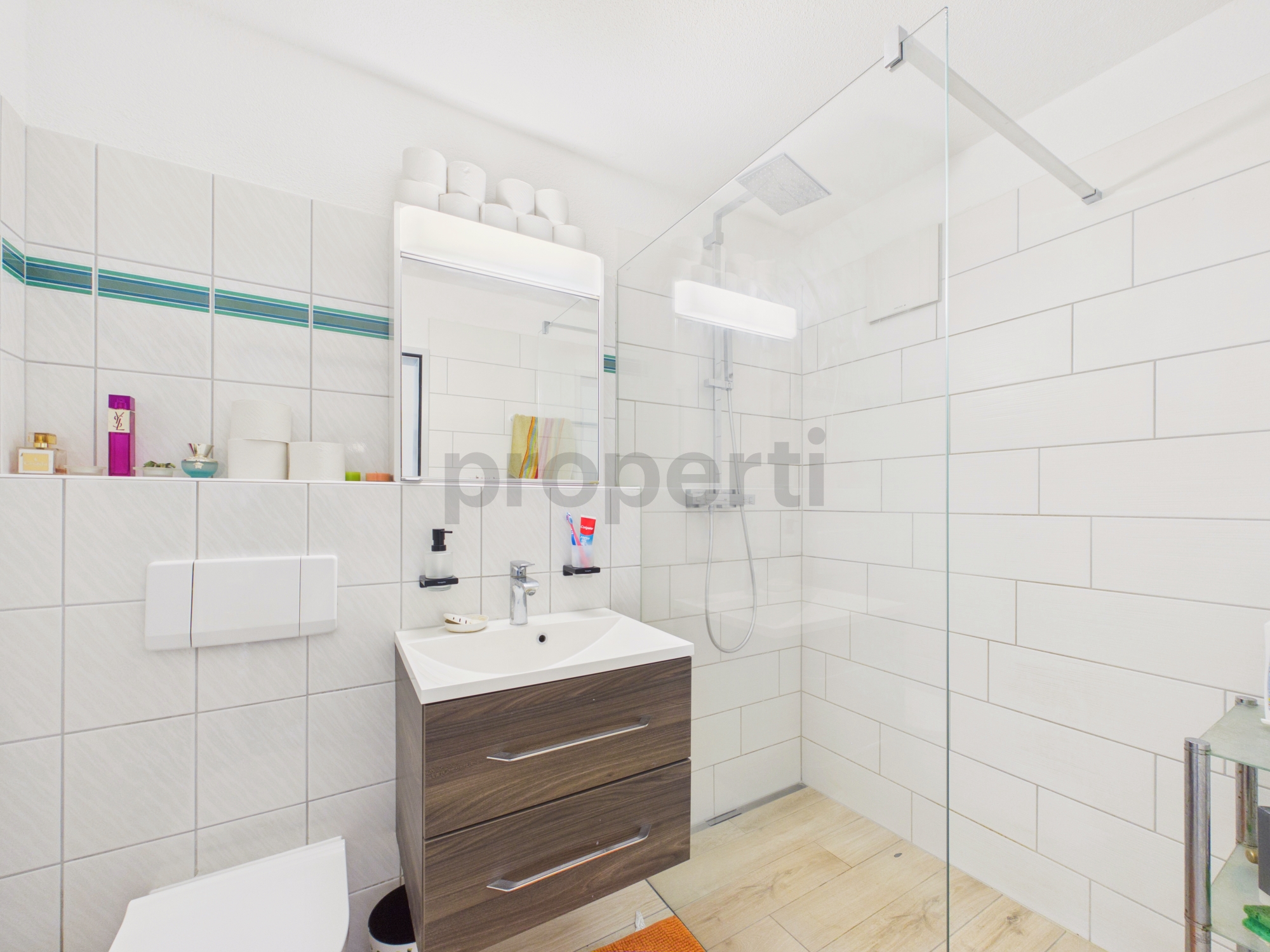 Modernes Badezimmer mit Walk-in-Dusche