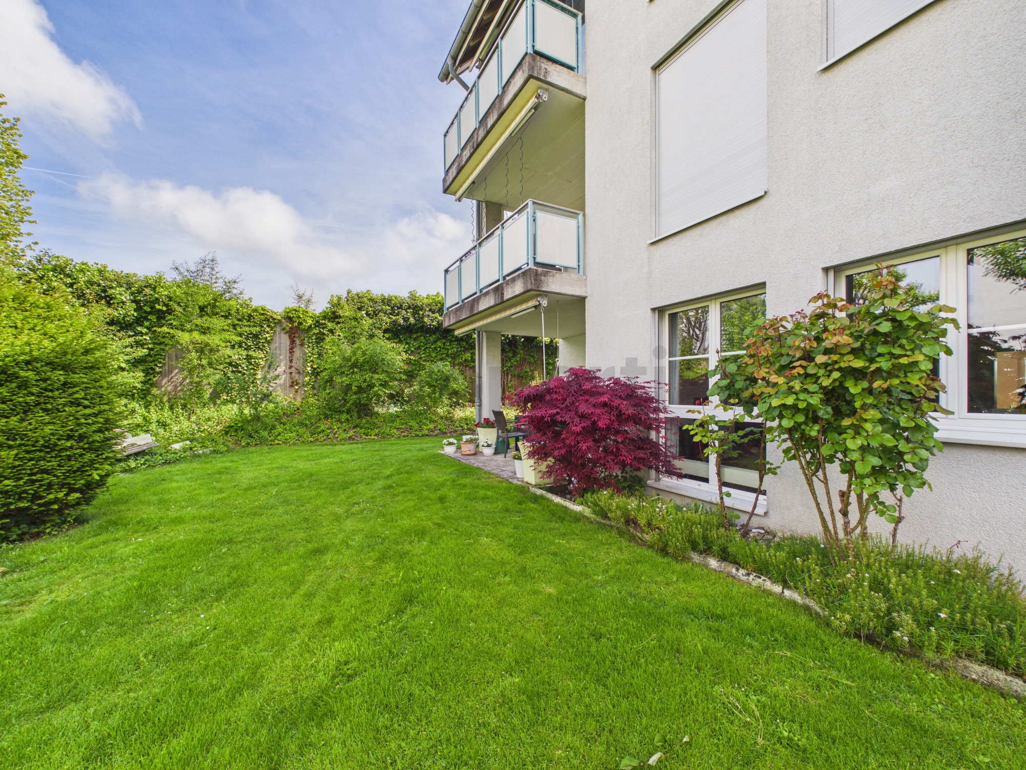 Haus mit Garten und Balkonen
