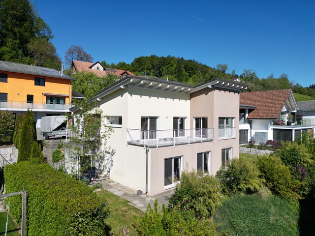 Modernes Wohnhaus mit Garten und Balkon
