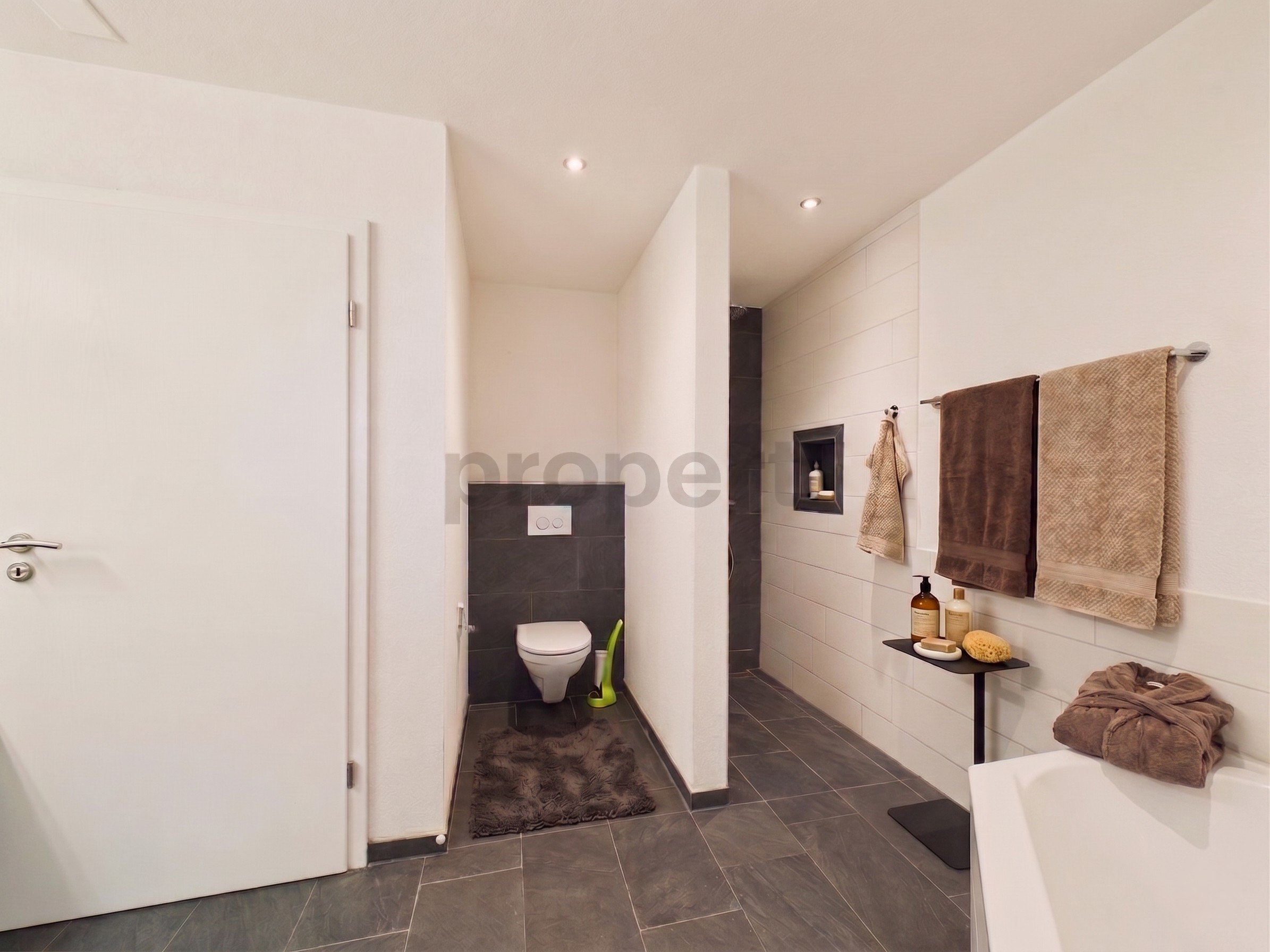 Modernes Badezimmer mit separatem WC-Bereich