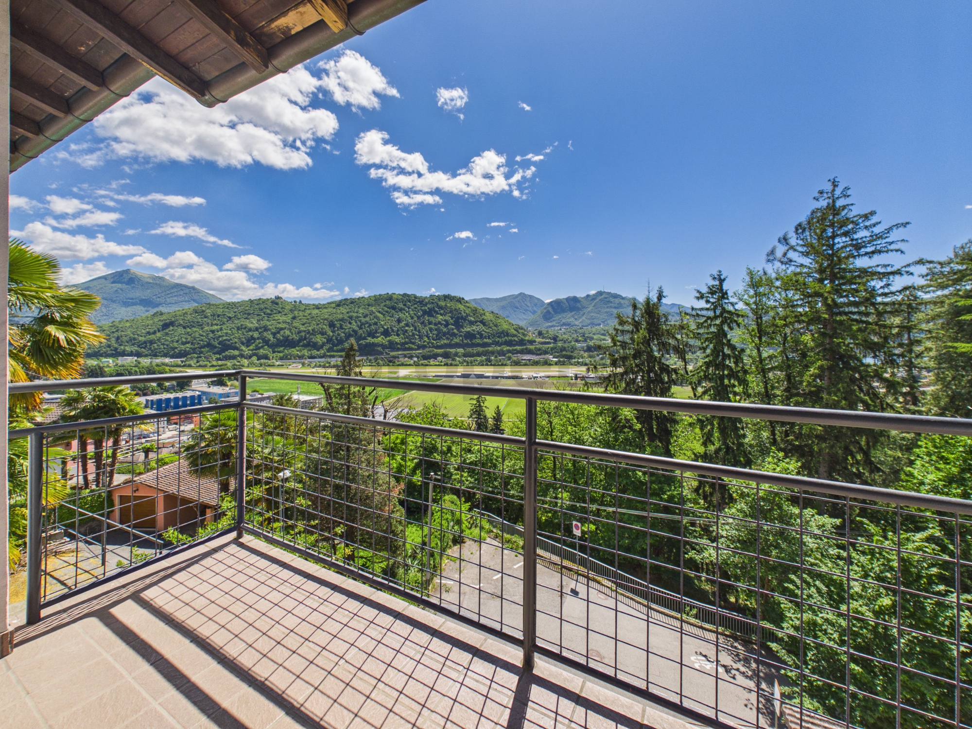Balkon mit Berg- und Talblick