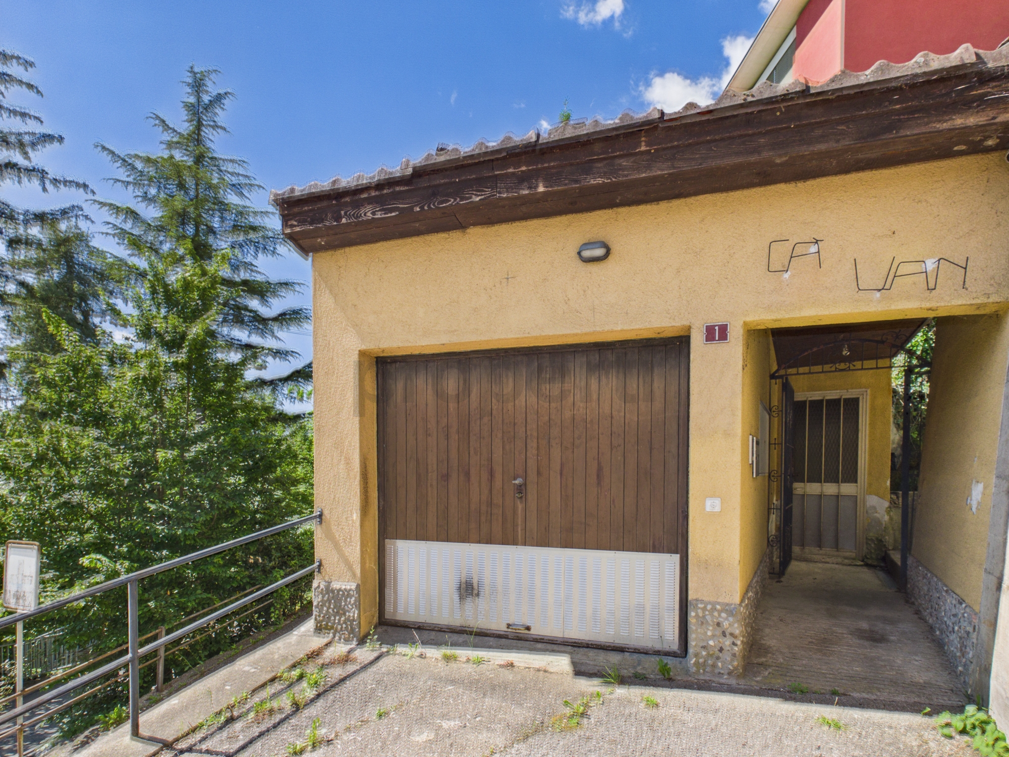 Außenansicht eines Hauses mit Garage und Eingang