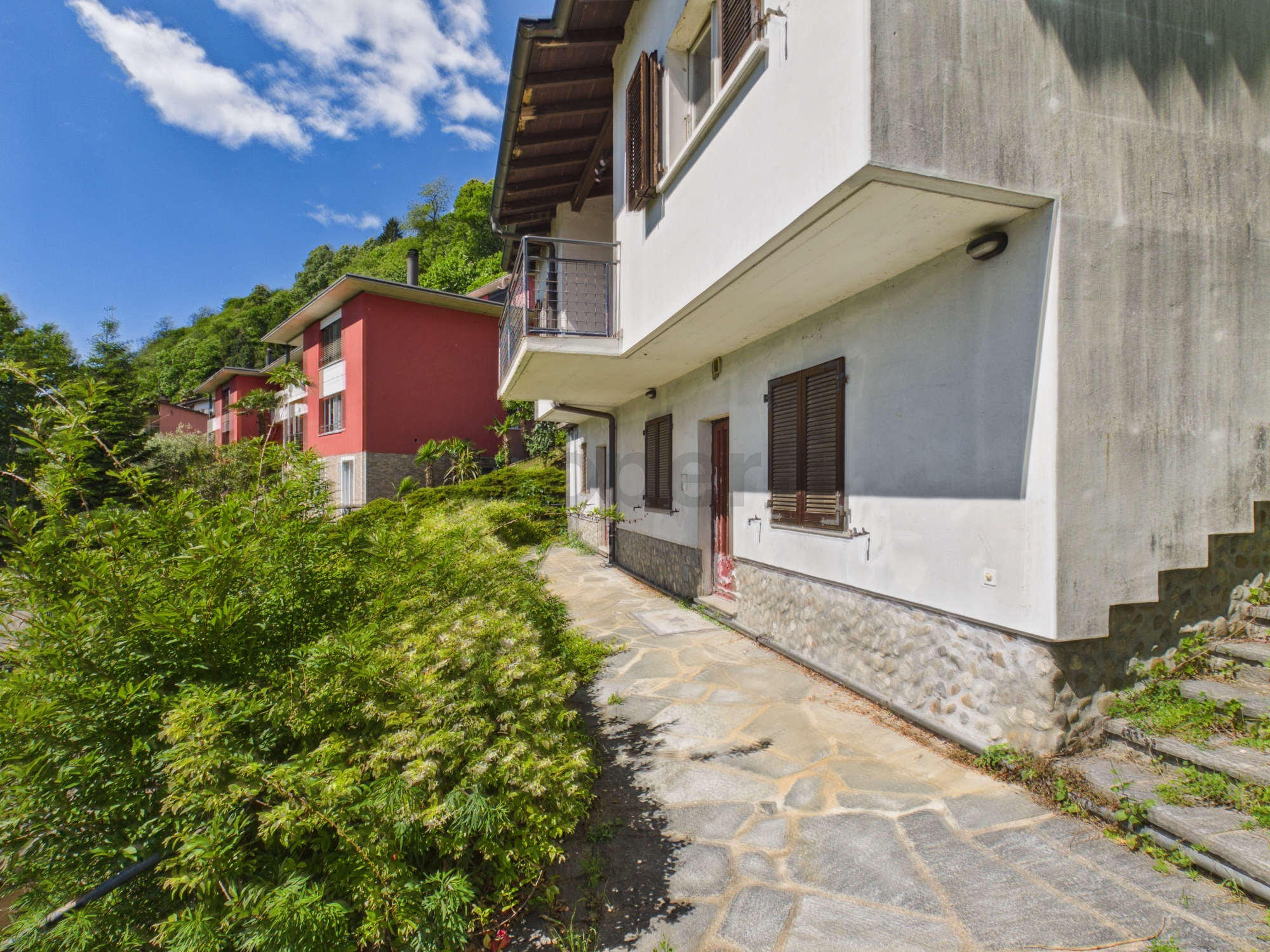 Außenansicht eines Wohnhauses mit Gartenweg