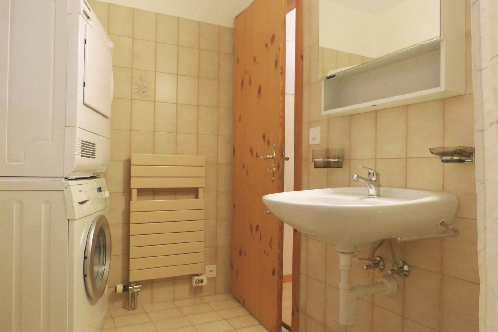 Kleines Bad mit Waschmaschine und Waschbecken