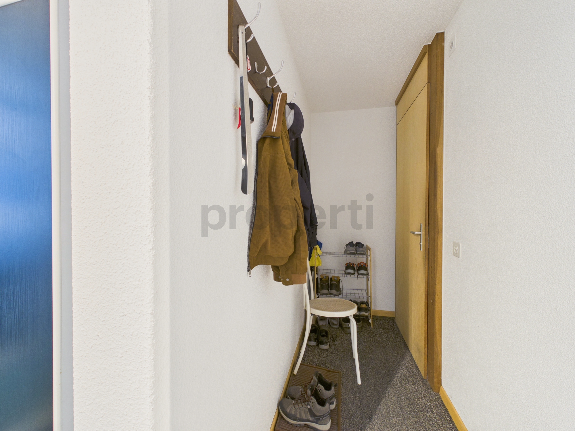 Schmaler Eingangsflur mit Garderobe