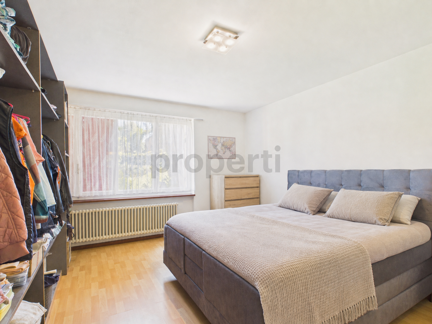 Helles Schlafzimmer mit Kleiderschrank und Doppelbett