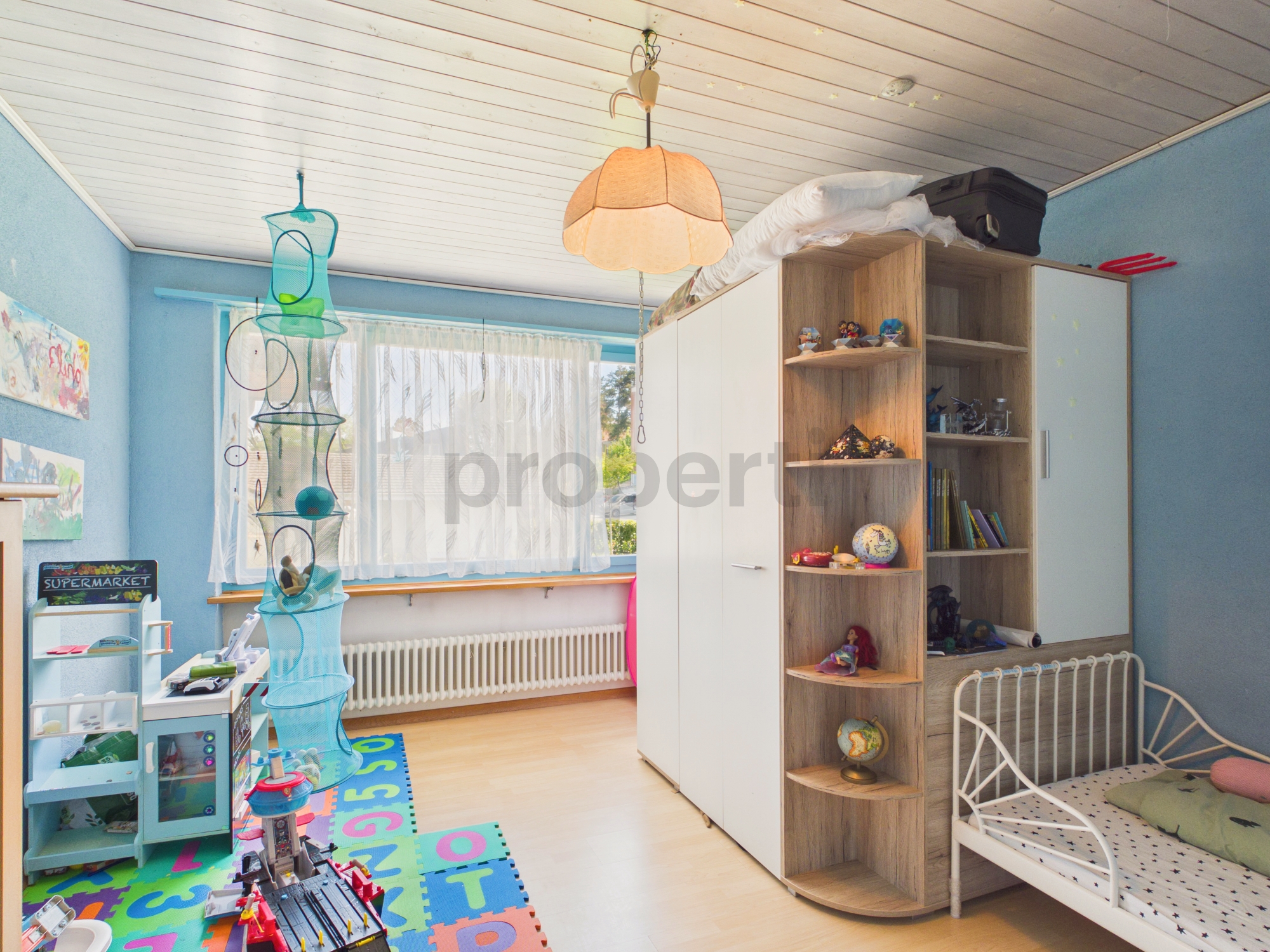 Kinderzimmer mit blauem Farbschema