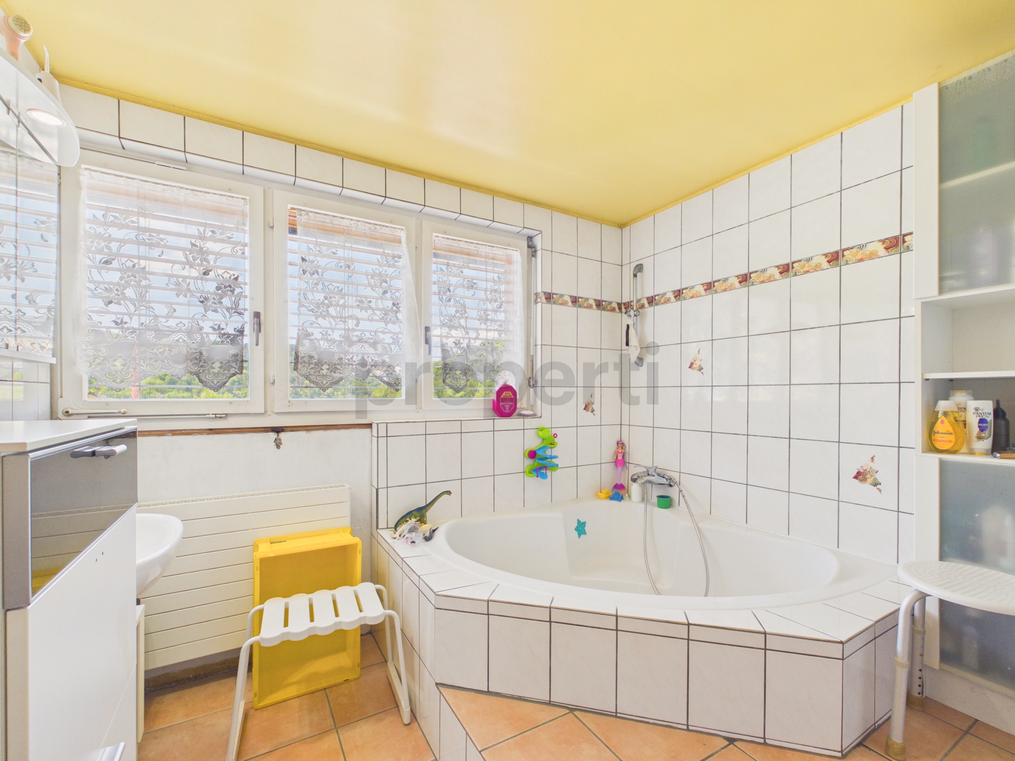 Badezimmer mit Eckwanne