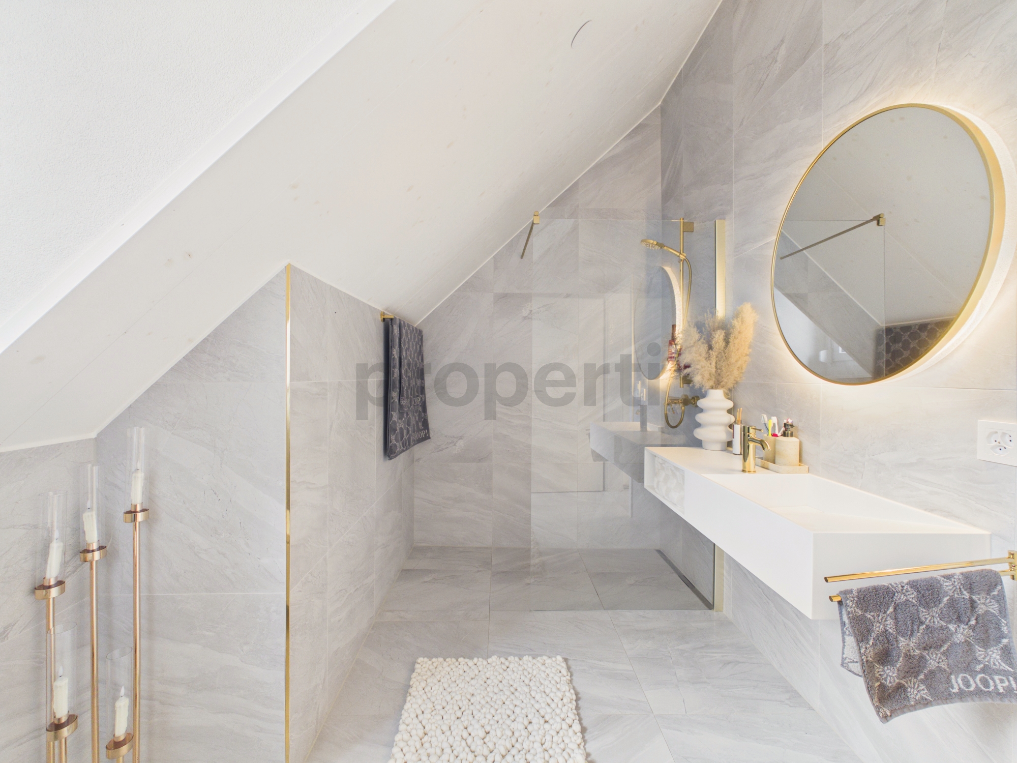 Modernes Dachgeschoss-Badezimmer mit goldenen Akzenten