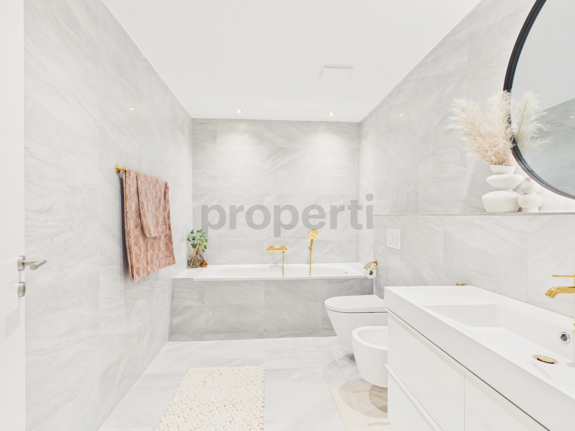 Luxuriöses Bad mit Badewanne und Doppelwaschtisch