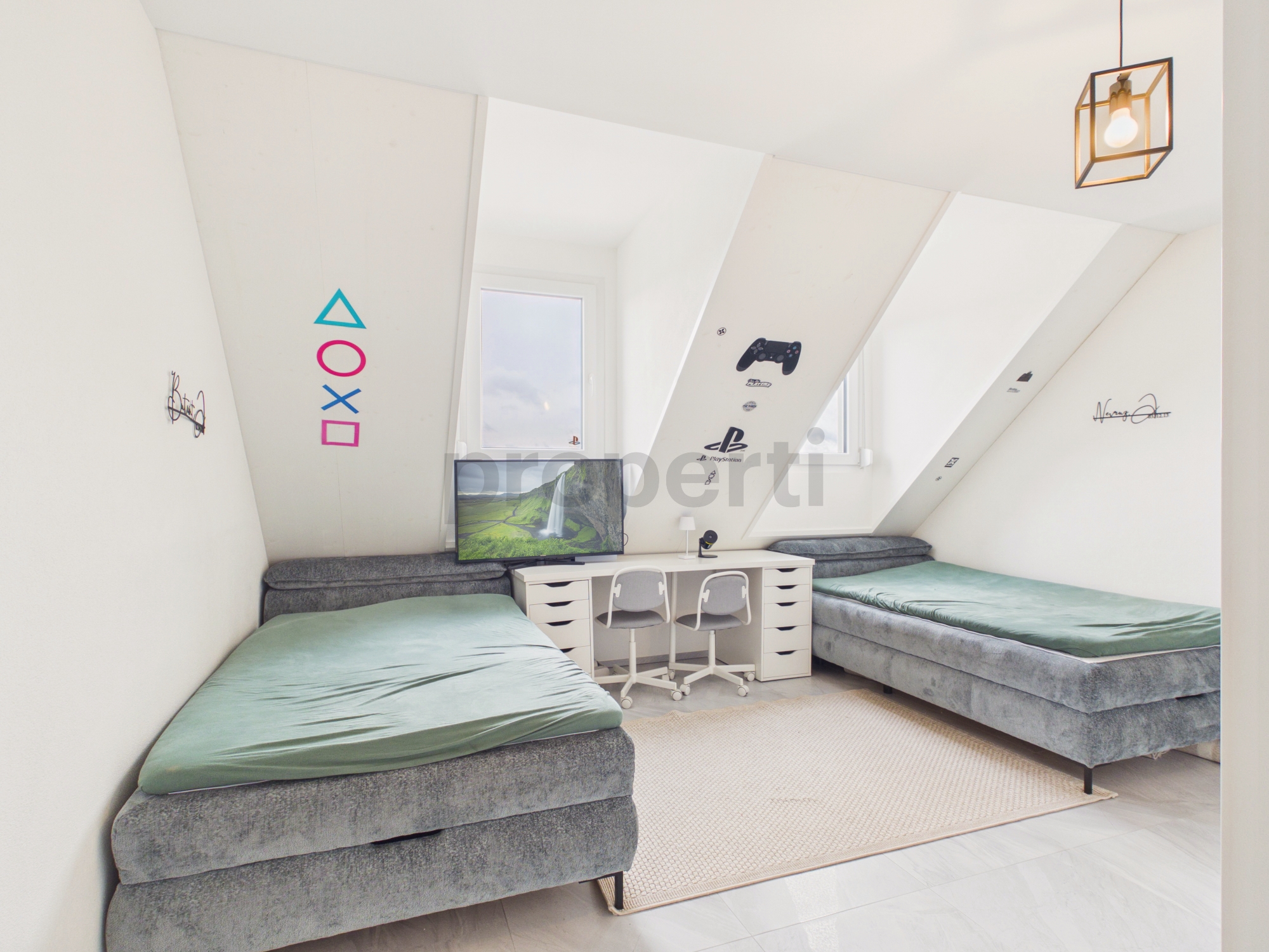 Dachzimmer mit zwei Betten