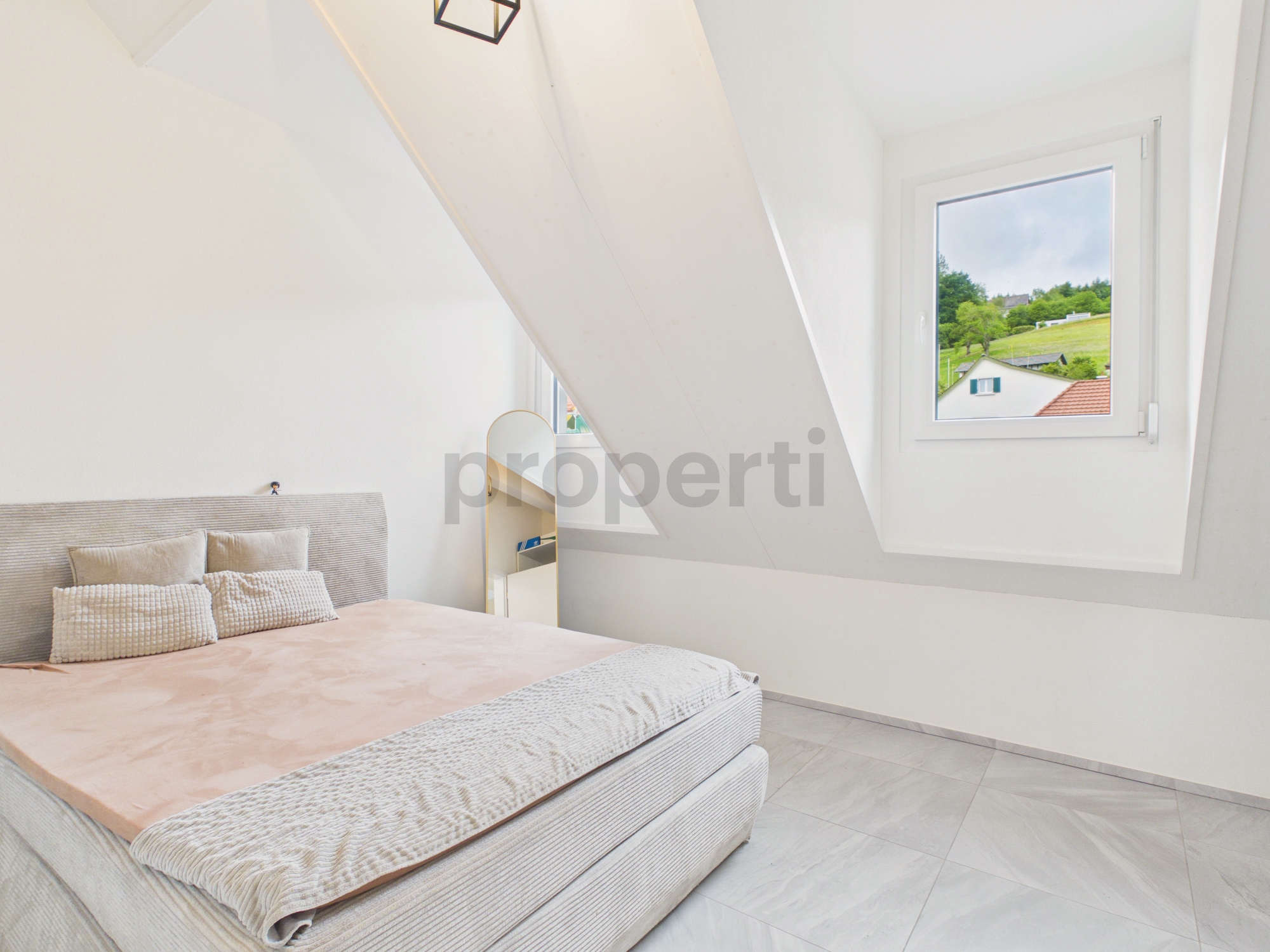 Helles Dachgeschoss-Schlafzimmer