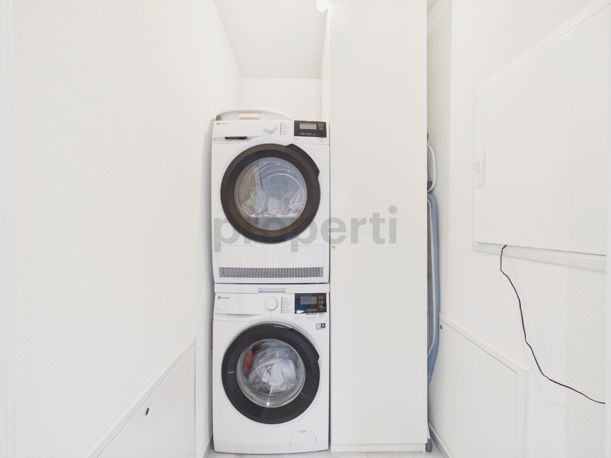 Hauswirtschaftsraum mit Waschmaschine und Trockner
