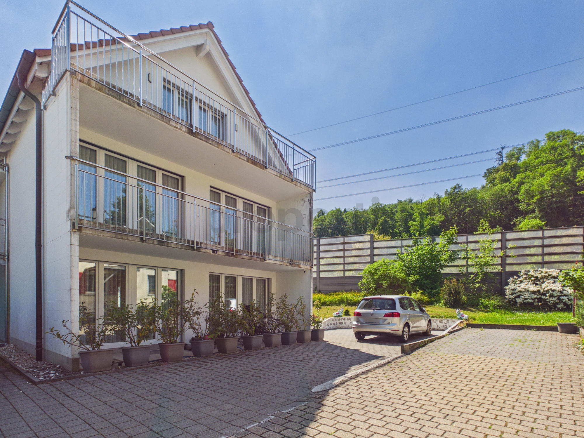 Mehrfamilienhaus mit Balkonen und Hof