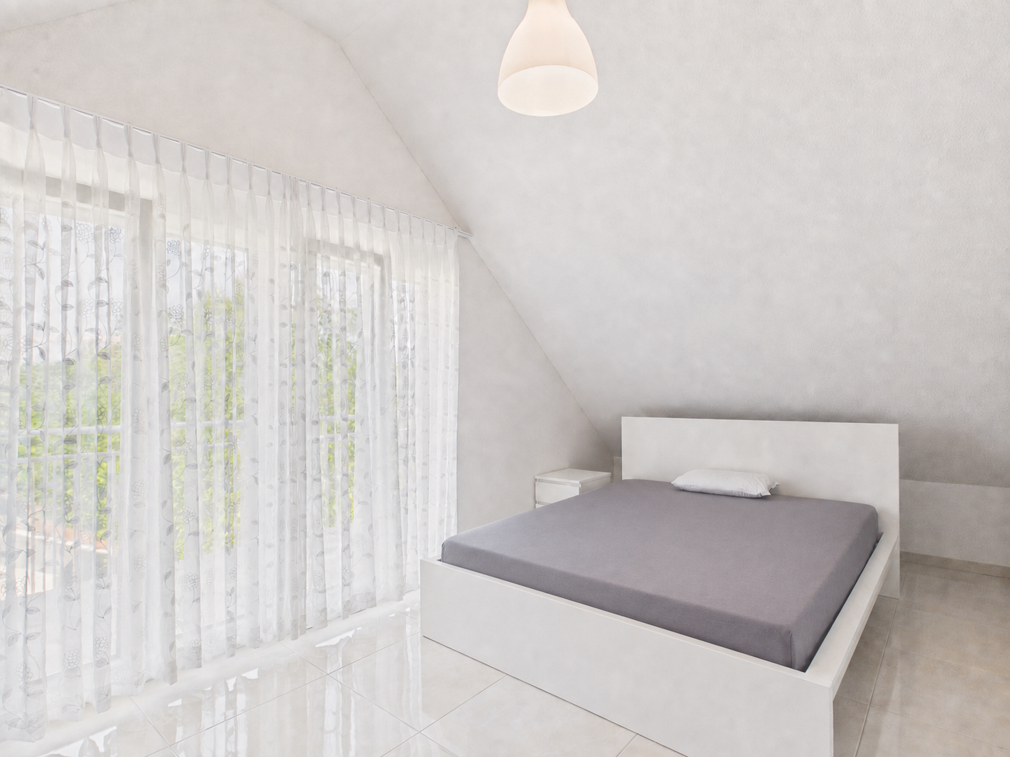 Helles Schlafzimmer mit Dachschräge