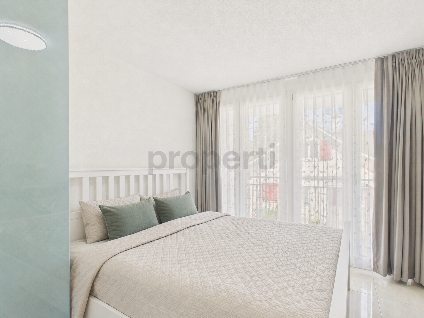 Helles Schlafzimmer mit großem Fensterbereich