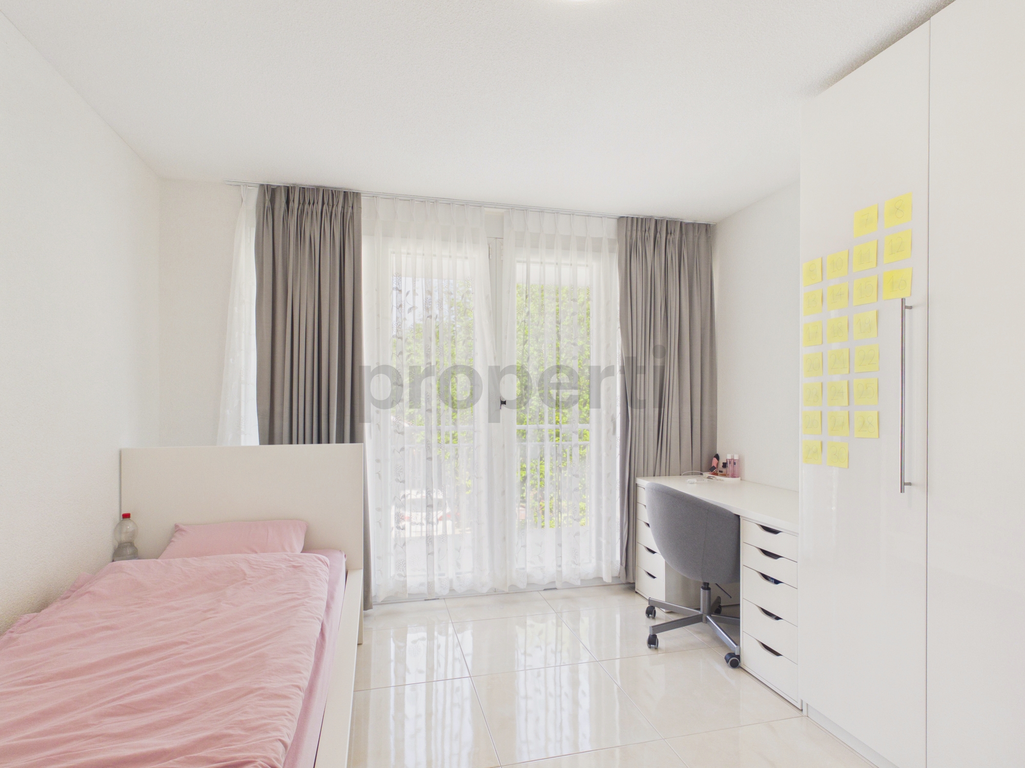 Helles Schlafzimmer mit Arbeitsbereich