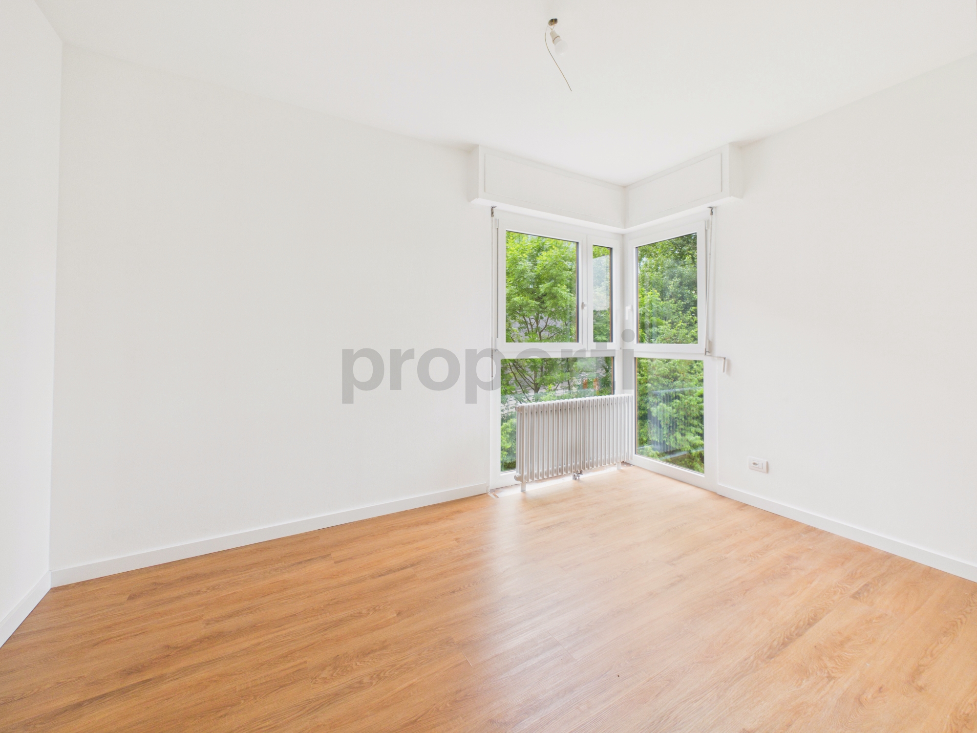 Heller leerer Raum mit Eckfenster