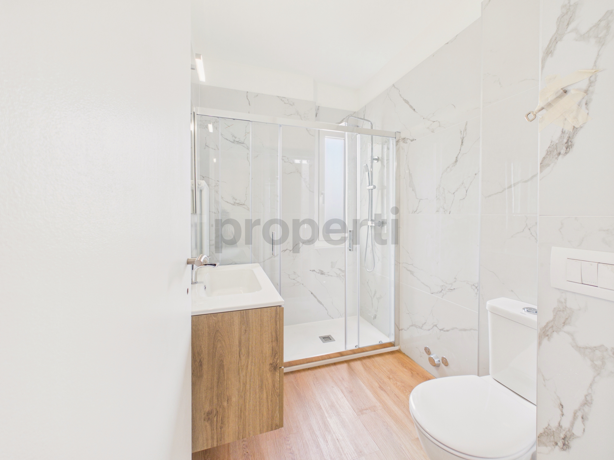 Modernes Badezimmer mit Dusche und WC