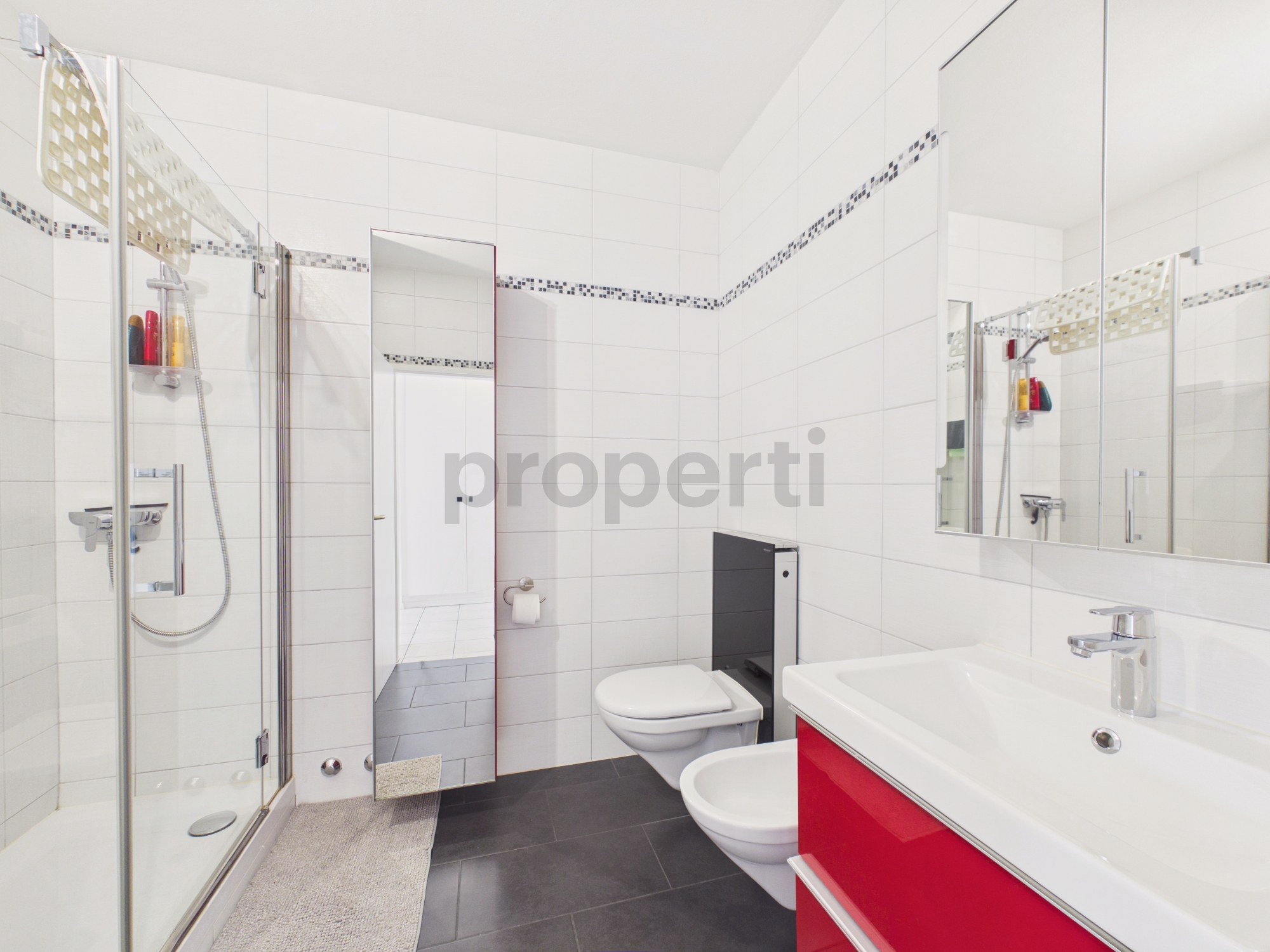 Modernes Badezimmer mit Duschbereich, Wand-WC und Waschtisch