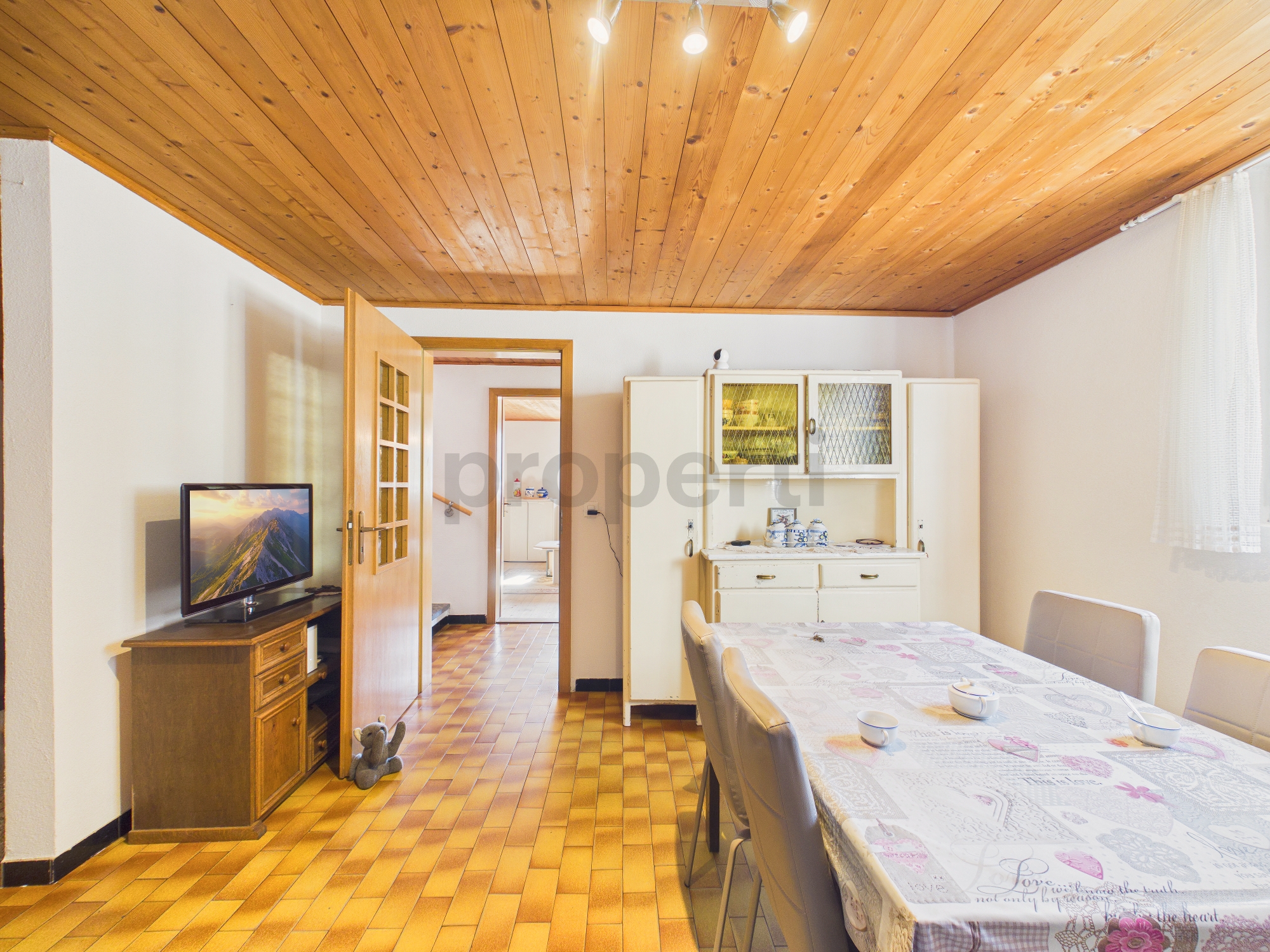 Esszimmer mit Holztäfelung