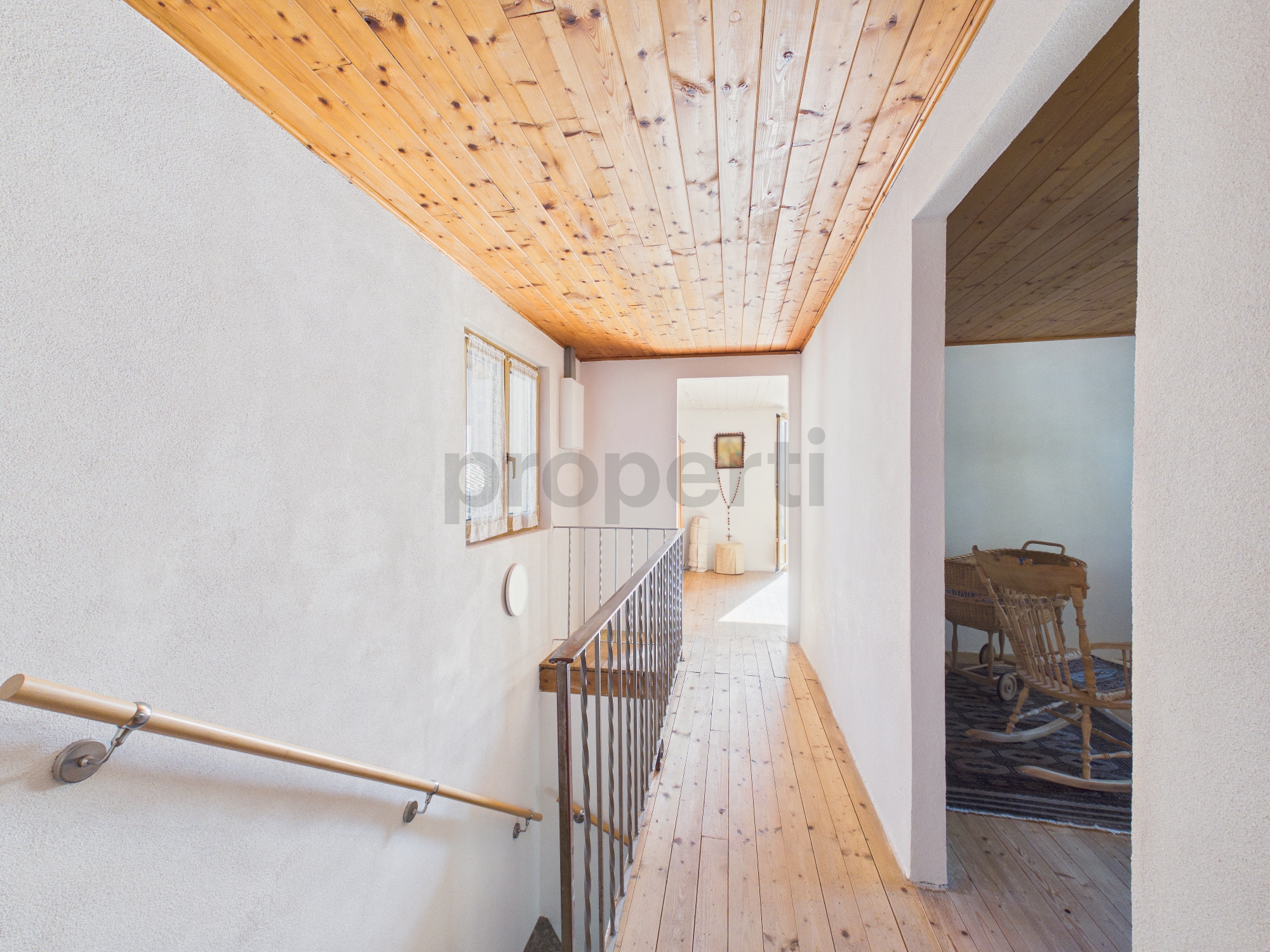 Heller Flur mit Holzdecke