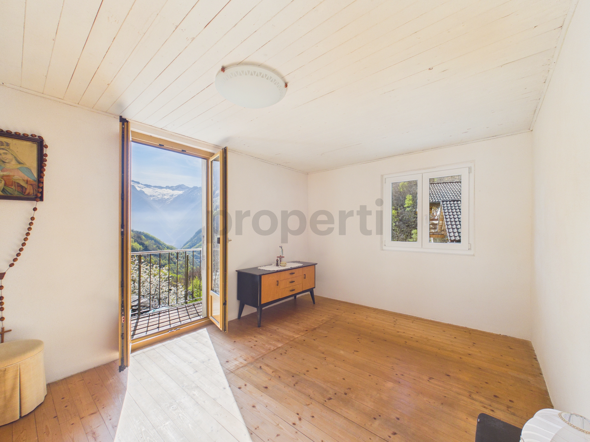 Helles Zimmer mit Alpenblick und Balkonzugang