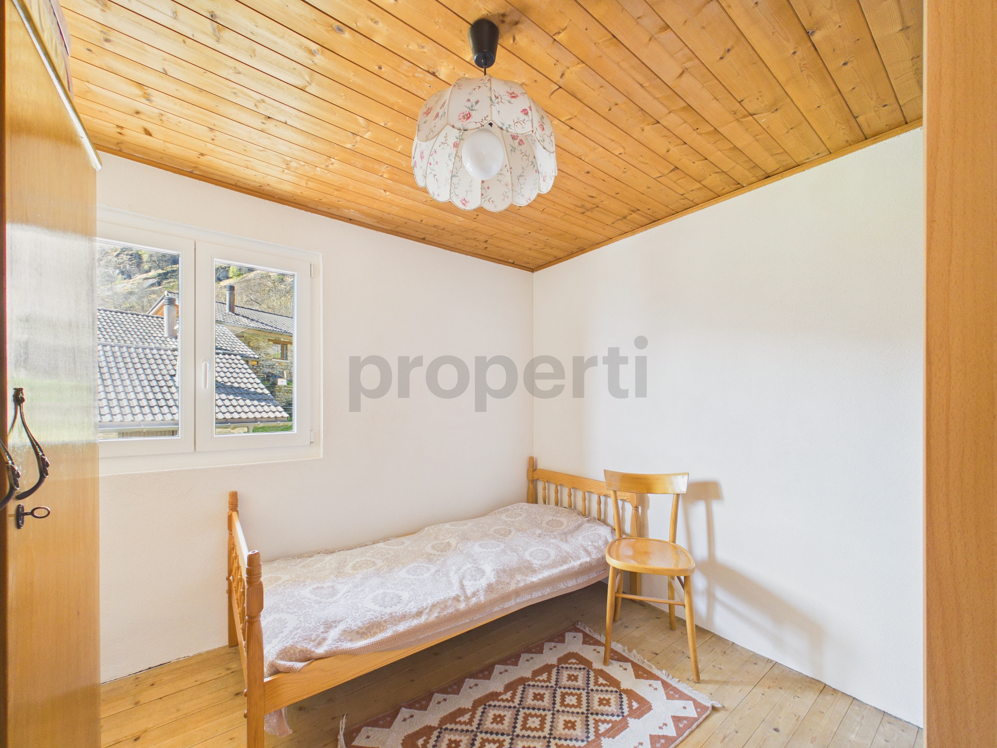 Kleines Dachzimmer mit Einzelbett
