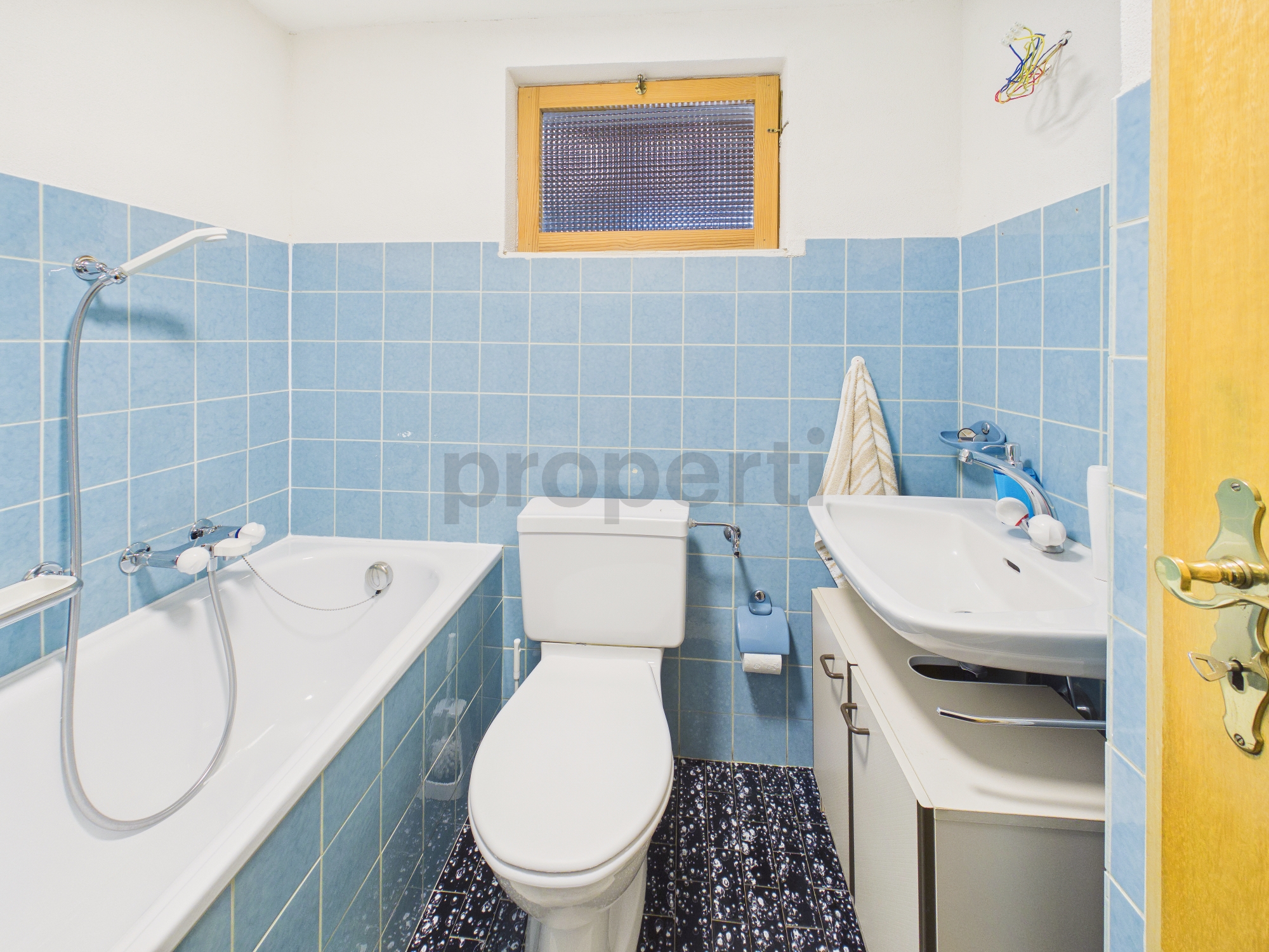 Kleines Bad mit Badewanne und WC
