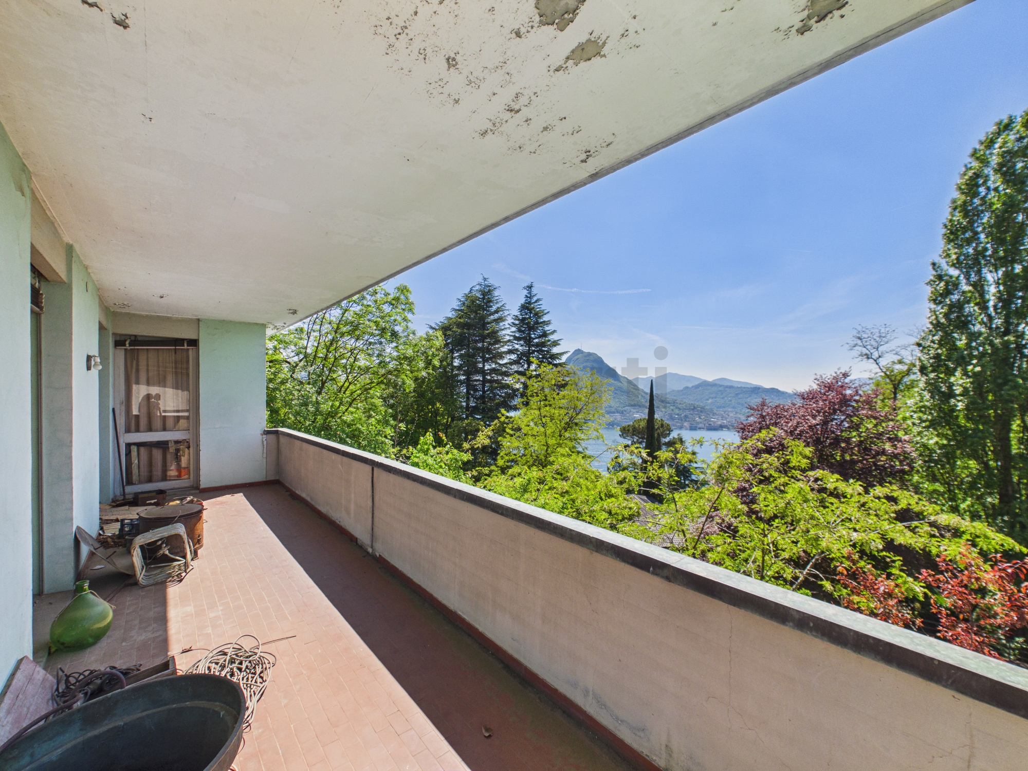 Balkon mit Seeblick und Bergpanorama