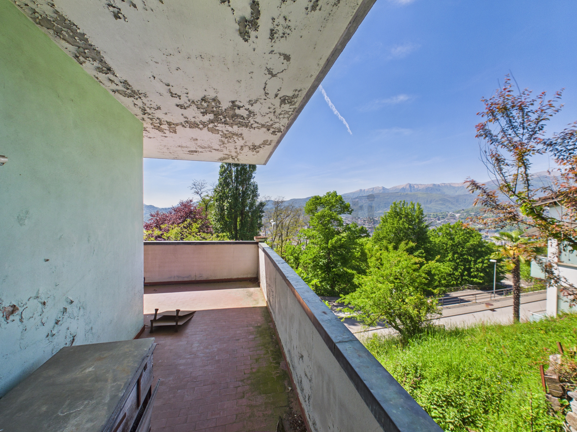 Balkon mit Blick ins Grüne und auf die Berge