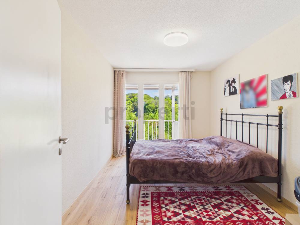 Helles Schlafzimmer mit Balkonblick