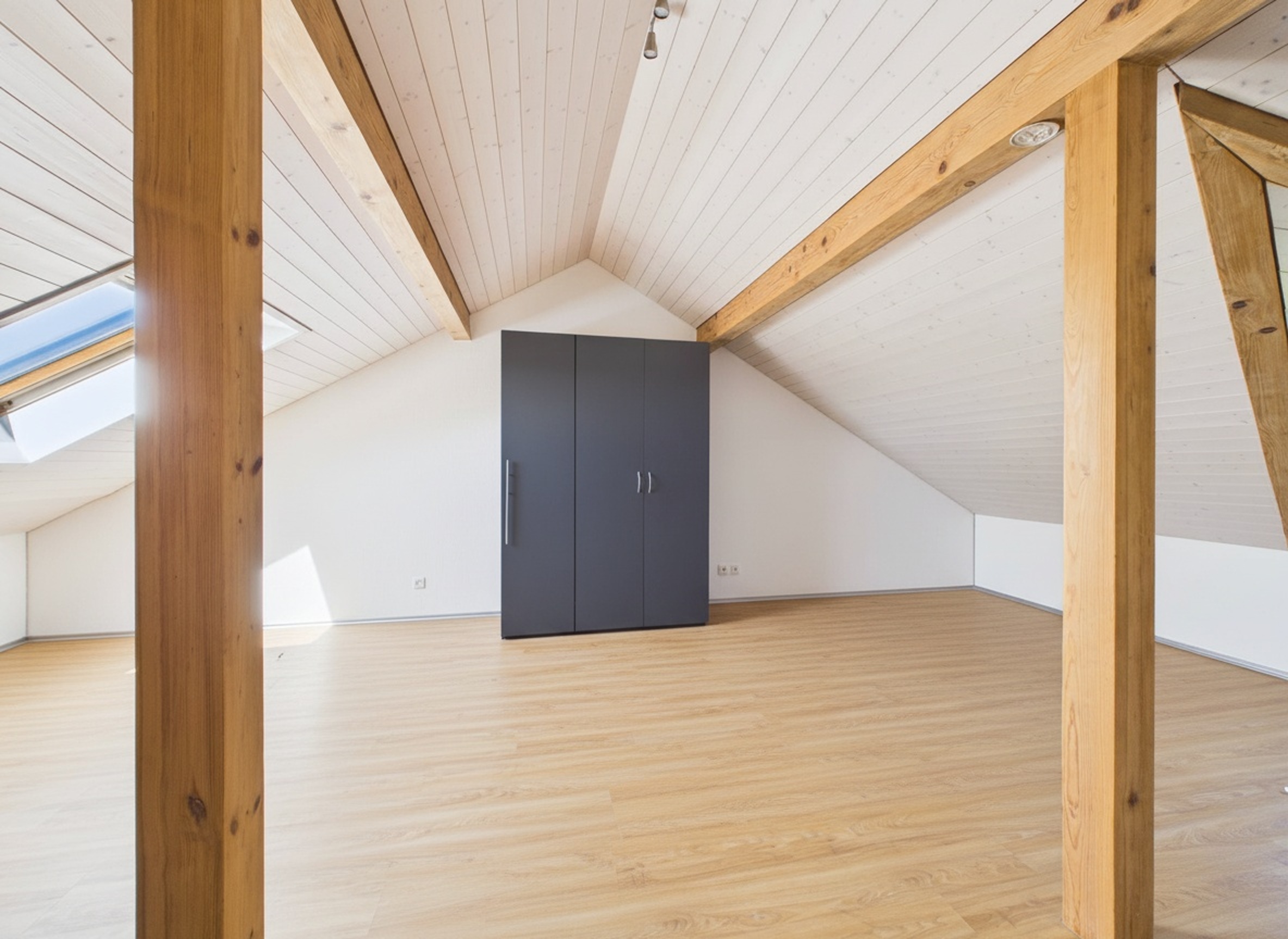 Ausgebauter Dachraum mit sichtbaren Holzbalken