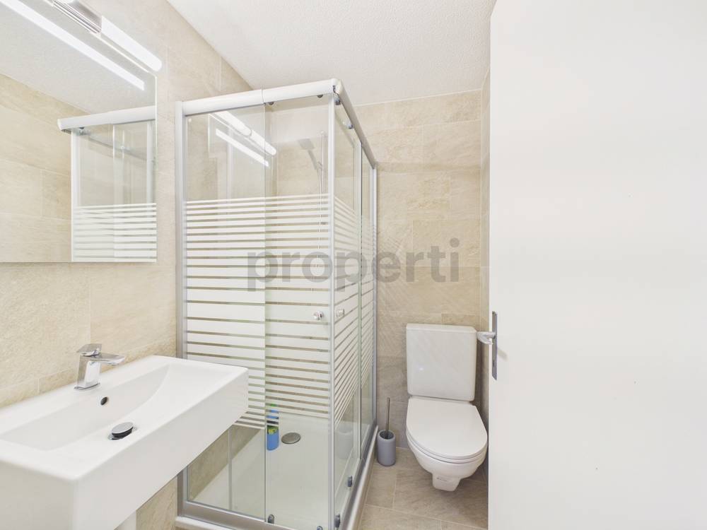 Modernes Badezimmer mit Dusche und WC