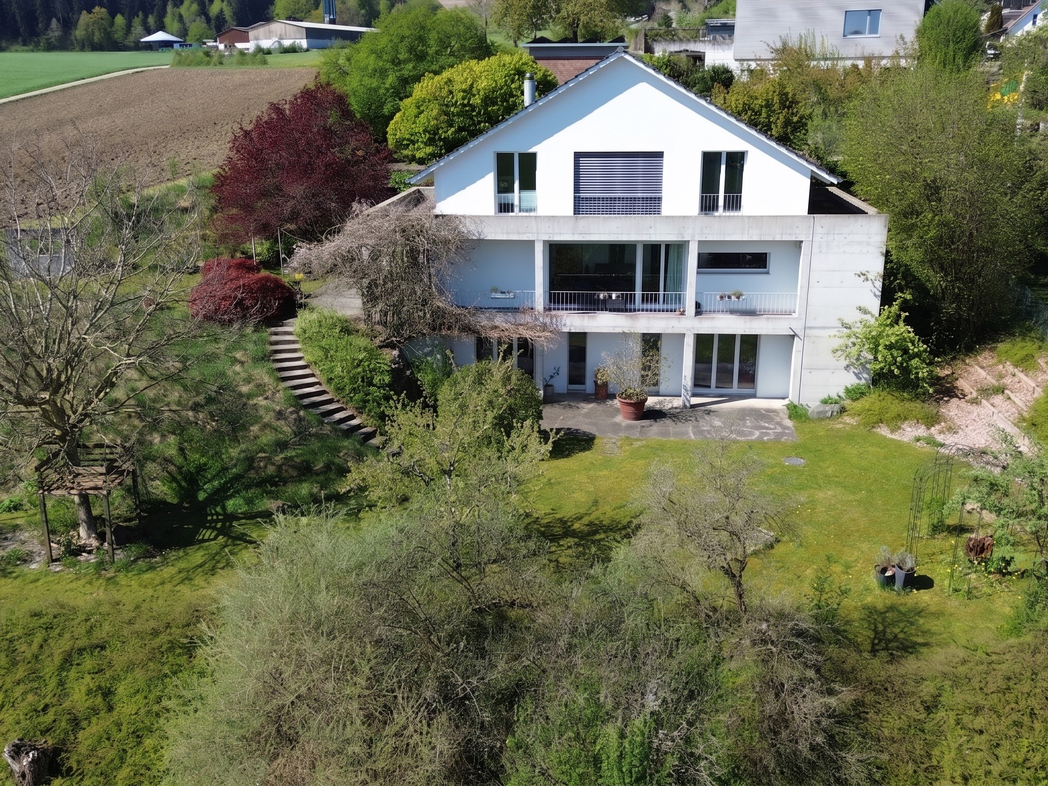 Modernes Einfamilienhaus mit großem Garten