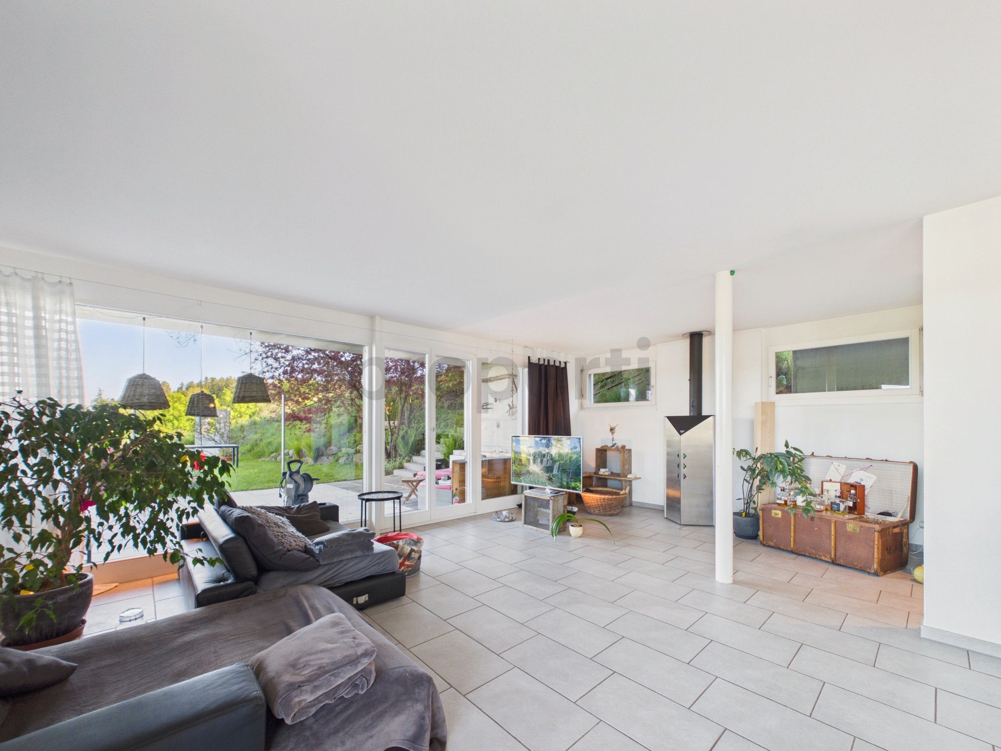 Großzügiger Wohnraum mit Gartenblick