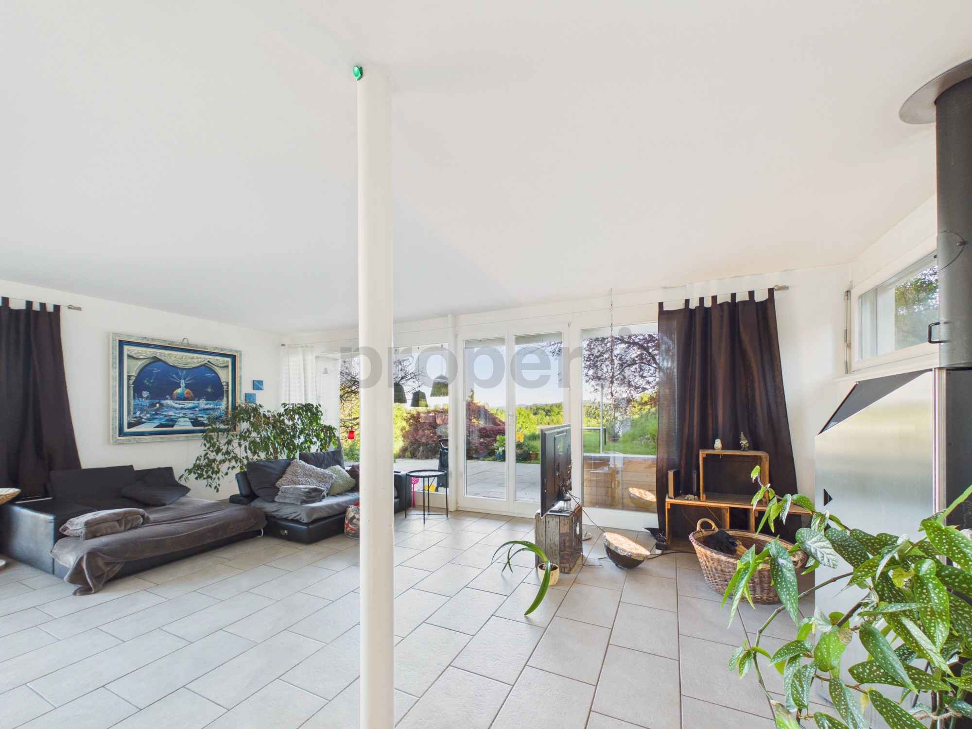 Heller Wohnraum mit Terrasse und Blick ins Grüne
