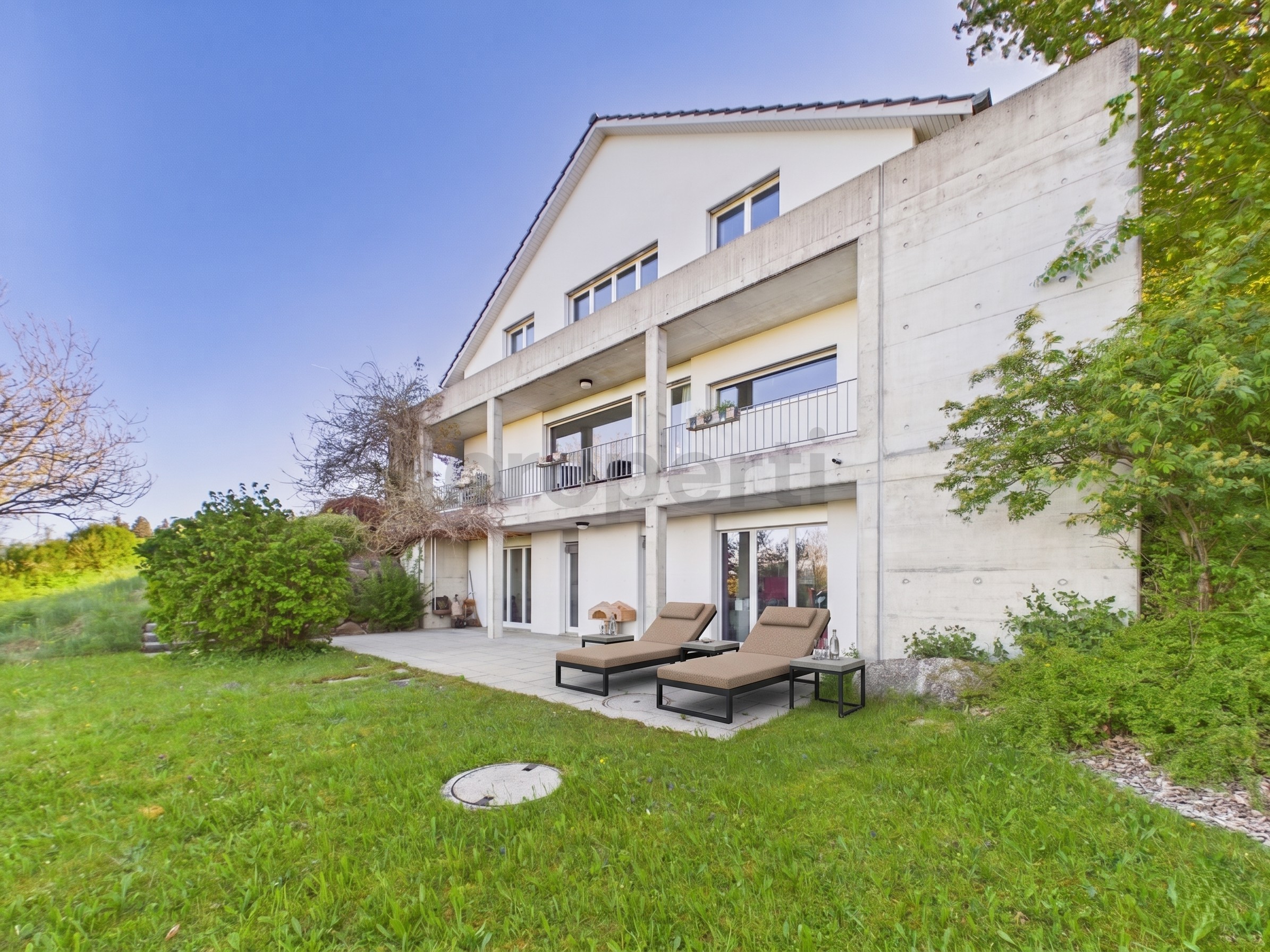 Modernes Haus mit Garten und Terrasse