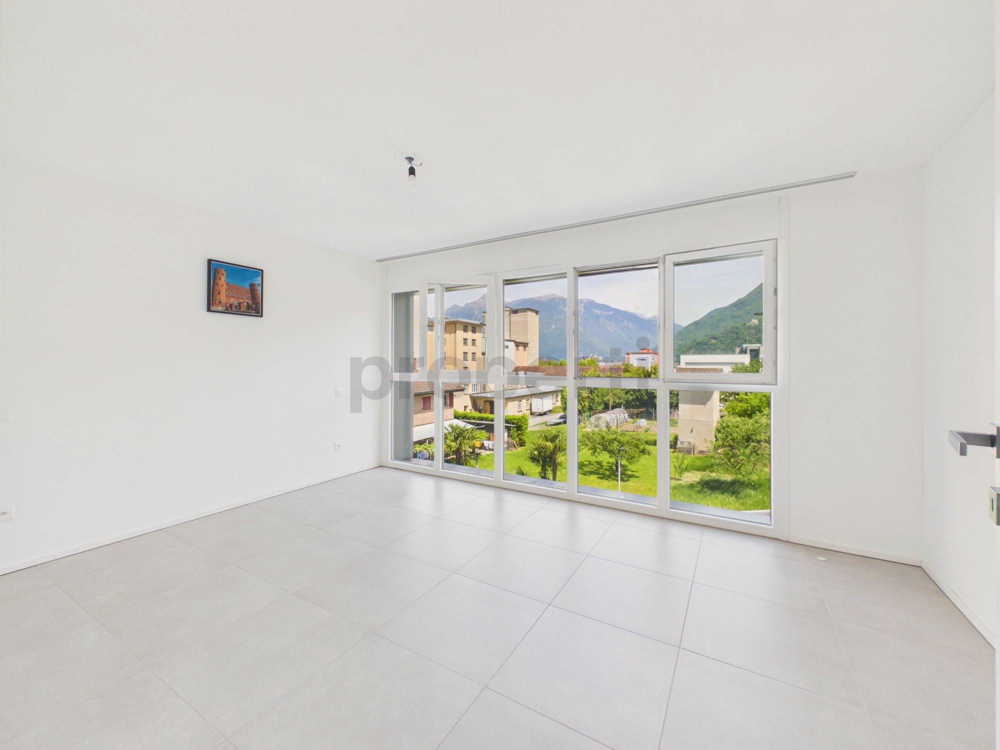 Leerer, heller Wohnraum mit Panoramafenstern