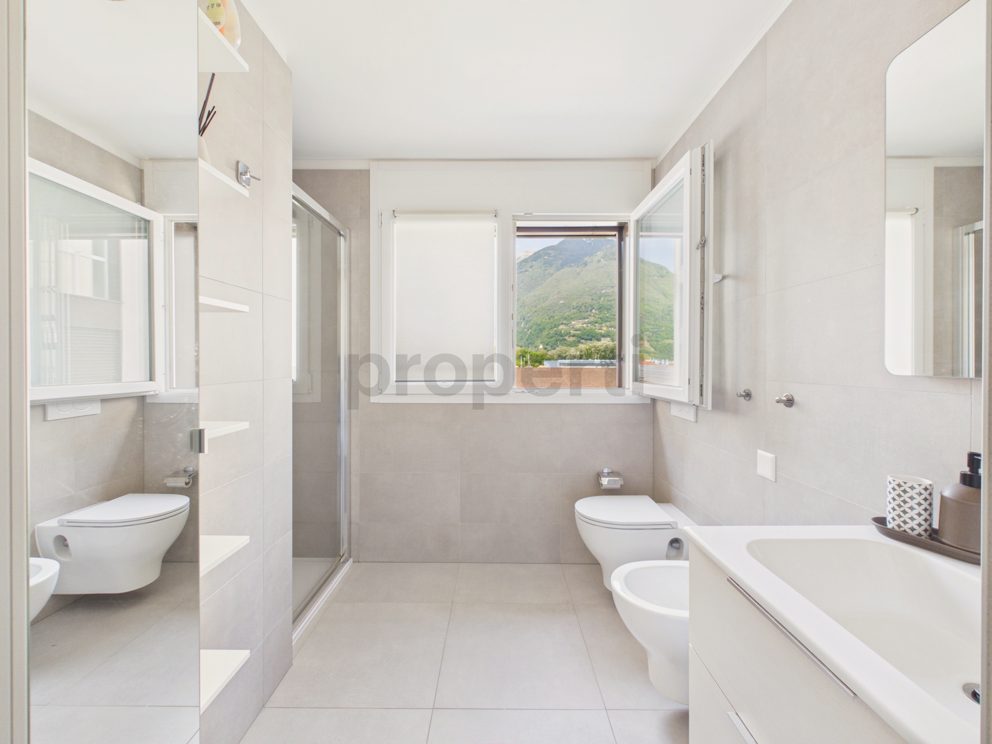 Modernes Badezimmer mit Bergblick